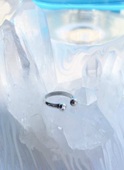 adjustable midi ring that looks like a horseshoe piercing